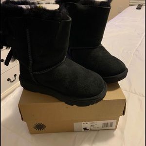 Kids Uggs size 11c fairly new, only worn a few times